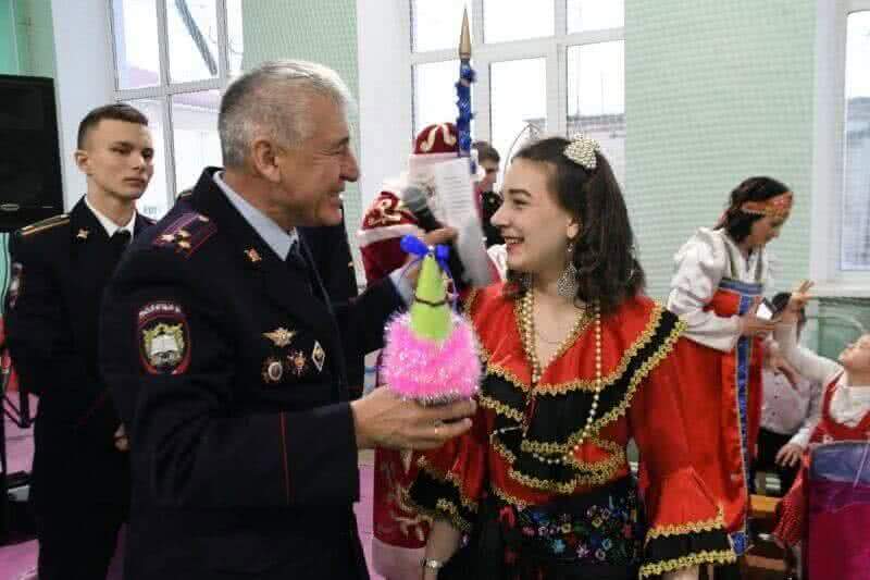Курсанты и офицеры ДВЮИ МВД России поздравили воспитанников подшефной школы-интерната с наступающим Новым годом 