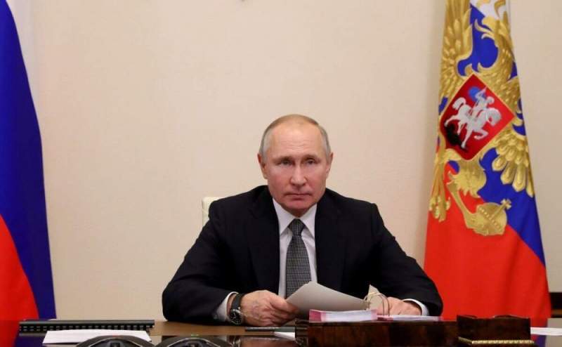 Путин поручил решить проблему с зарплатами бюджетников
