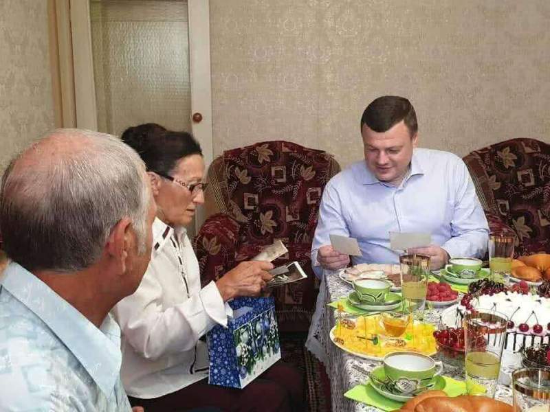 В День семьи, любви и верности Губернатор Александр Никитин навестил семью из Уварово