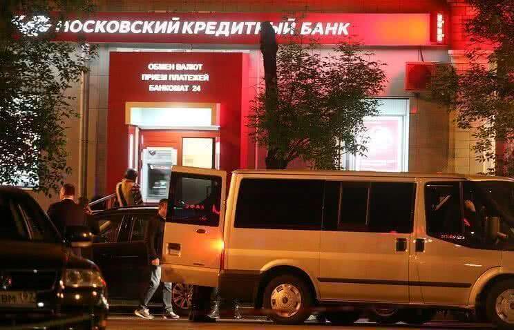 Личность напавшего на Московский кредитный банк устанавливается