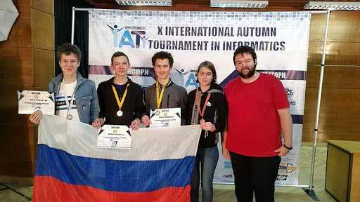 Пять медалей выиграно московскими школьниками на осеннем турнире по информатике в Болгарии