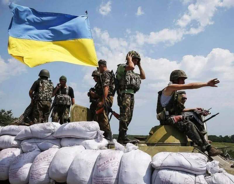 Киев собирается ввести на Донбассе военное положение