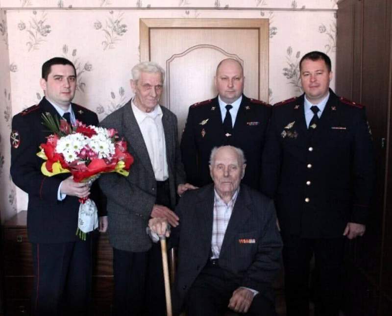 Сотрудники УВД по ВАО поздравили ветерана органов внутренних дел с 95-летним юбилеем