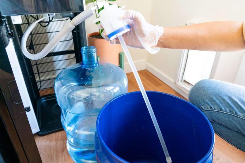 Почему важно поддерживать чистоту кулера для воды?