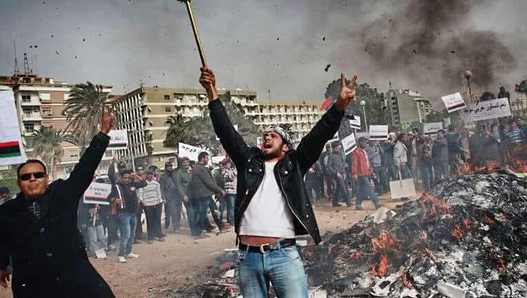 В Ливии все жарче: народ митингует возле штаб-квартиры МВД ПНС