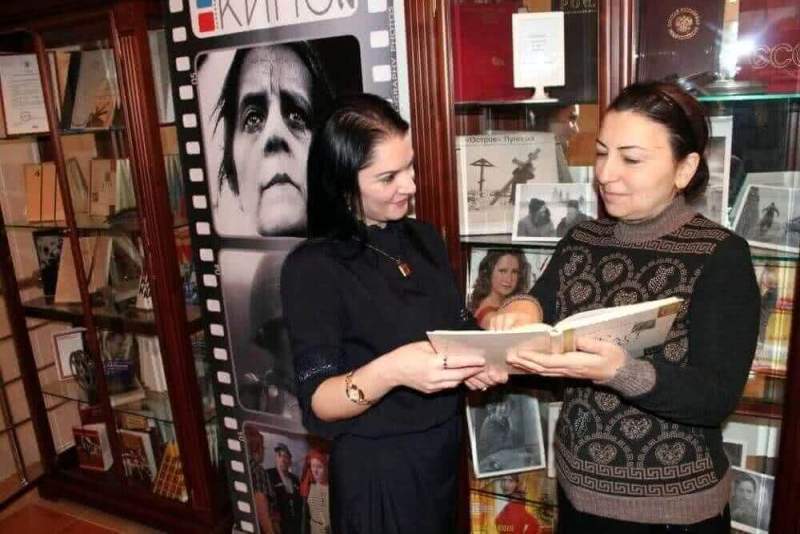 В библиотеке Хасавюрта завершается выставочный проект в честь года российского кино