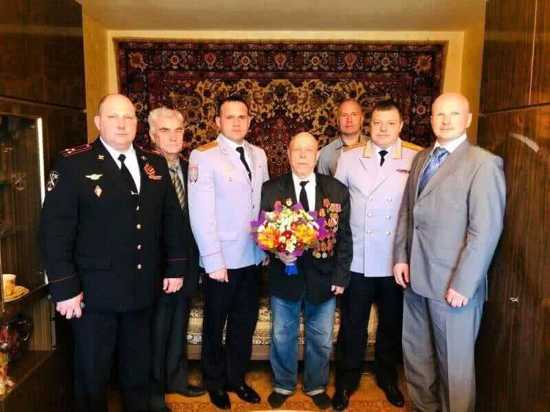На востоке столицы полицейские поздравили ветерана Великой Отечественной войны с Днем Победы