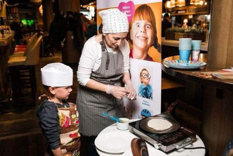 Food Market 21 на Новом Арбате открыл детскую кулинарную школу выходного дня занятием, посвященным приготовлению хычинов