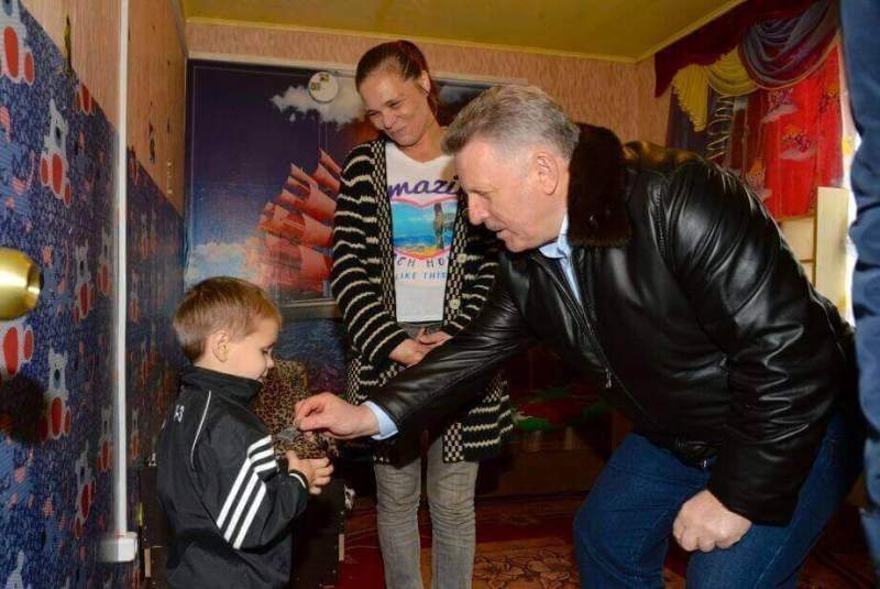 Вячеслав Шпорт оценил условия проживания в новых домах в селе Джари Нанайского района