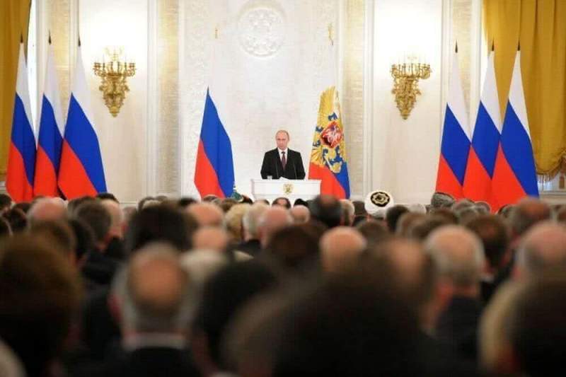 Во время послания Федеральному Собранию Путин процитирует сочинения школьников 