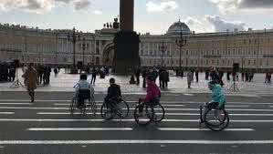 Петербургский бал на колесах проходит на Дворцовой площади