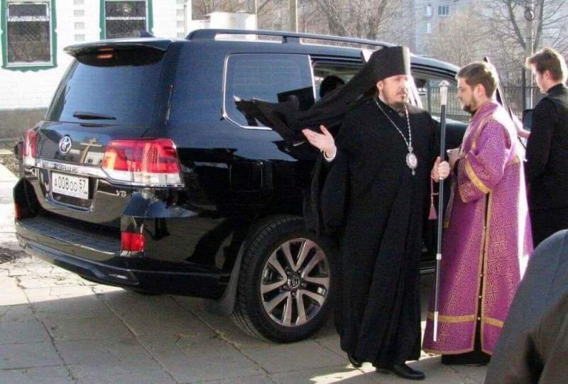 РПЦ: «Священникам стоит отказаться от дорогих автомобилей»