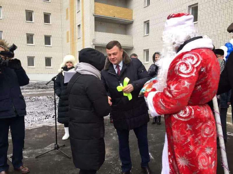 В канун Нового года губернатор Александр Никитин вручил ключи от новых квартир детям-сиротам