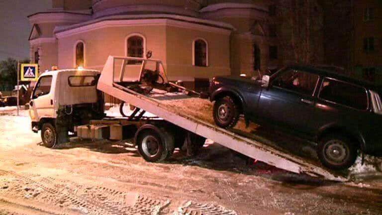 В Петербурге эвакуируют препятствующие уборке снега машины 
