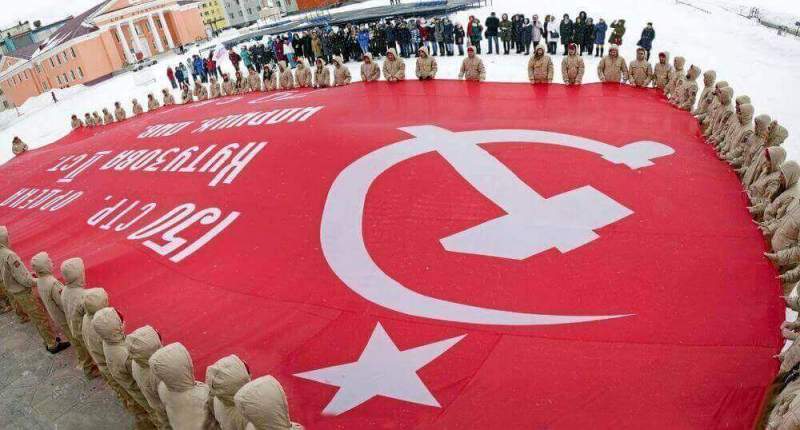 Таймырские юнармейцы присоединились к акции «От Победы к Победам», развернув Знамя Победы 