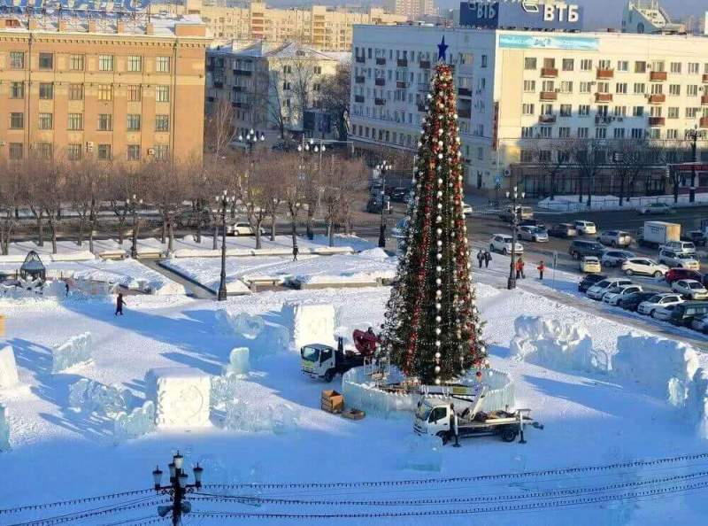 На главной площади Хабаровска начался демонтаж зимнего городка