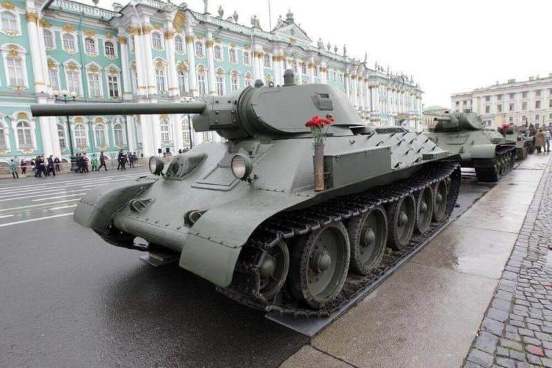 Военно-патриотическая акция «Мы насмерть стояли у стен Ленинграда» проходит на Дворцовой площади