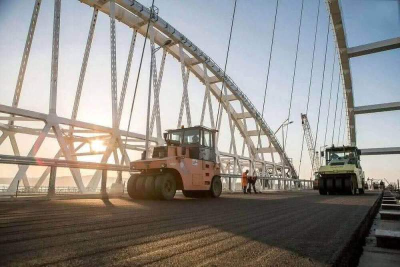 Крымский мост заасфальтирован полностью