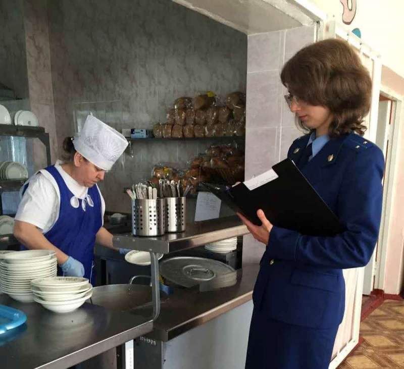 Казанские прокуроры проверят школу, где пытались лишить детей горячего питания 