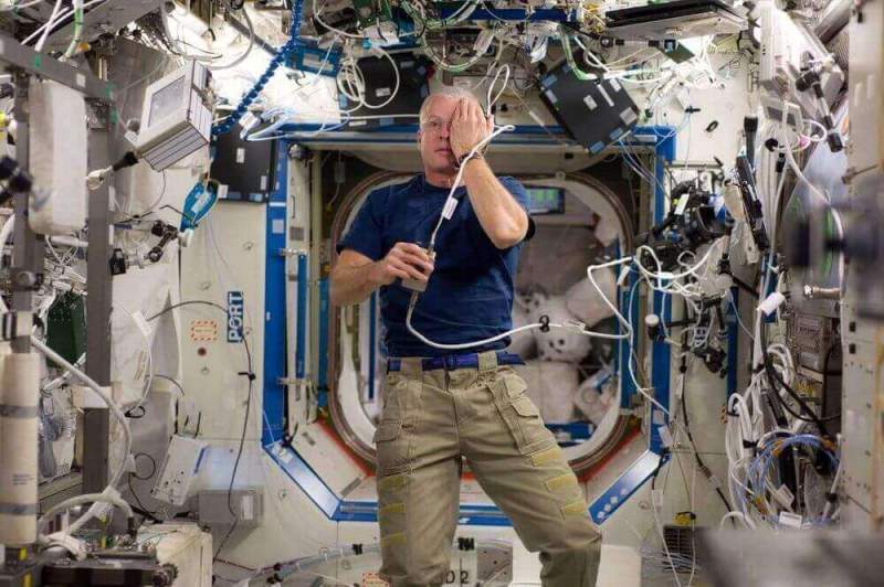 Космонавты в условиях невесомости теряют зрение