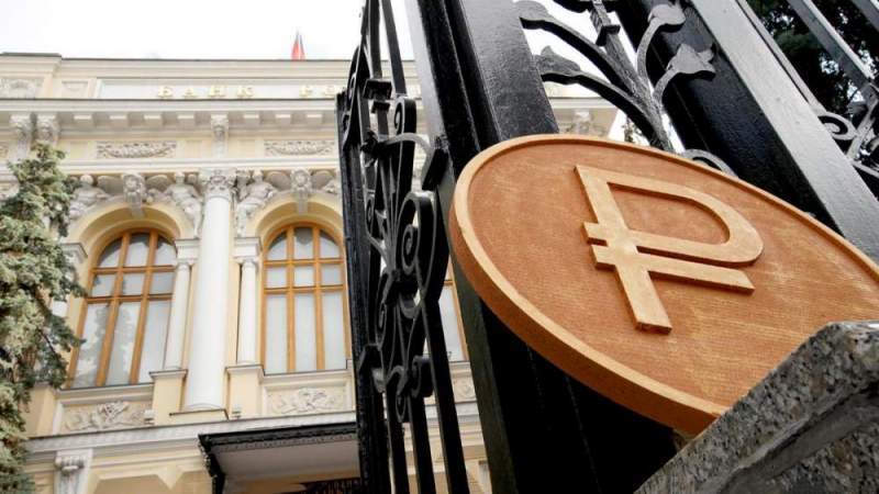 ЦБ РФ начнет контролировать денежные переводы между физлицами