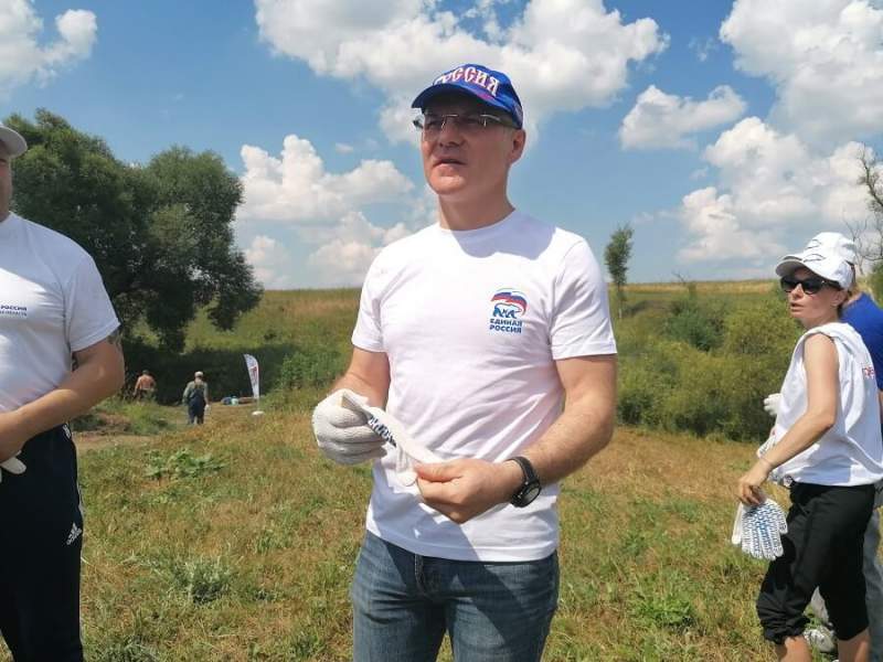 Советник губернатора Московской области вместе с экологами расчистил пляж на речке Большая Смедова