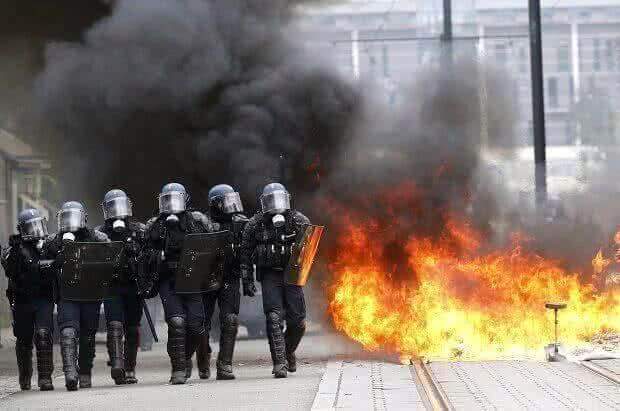Столкновения с полицией во Франции усилились