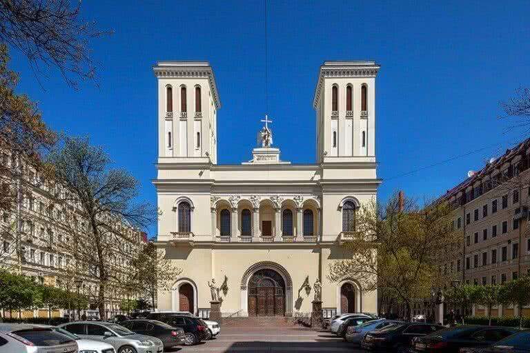 Памятник Иоганну Себастьяну Баху в самом сердце культурной столицы 