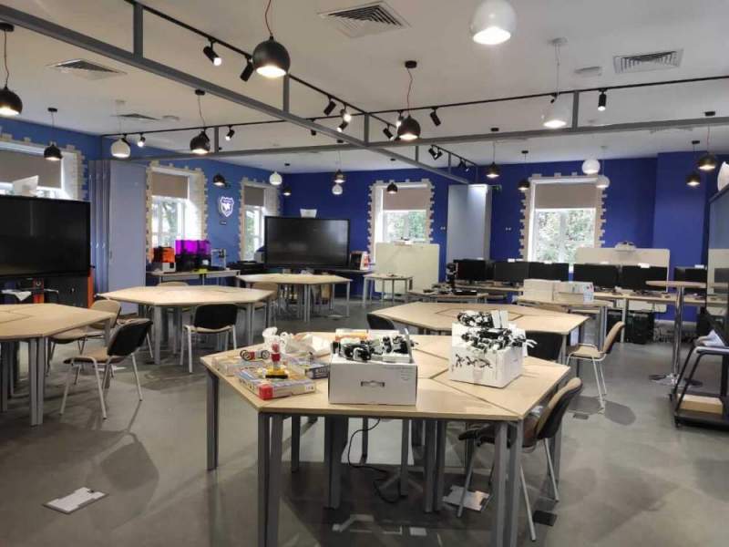 Конференц-залы, классы робототехники и школьные рестораны: в Москве открывают школы-гиганты