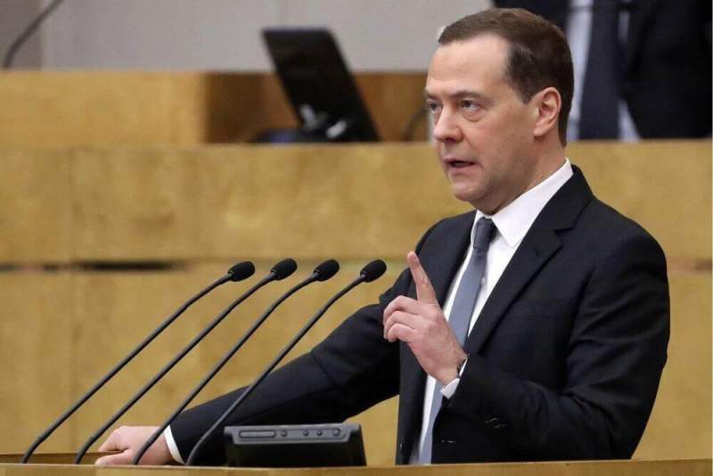 Дмитрий Медведев пообещал уйти в отставку 