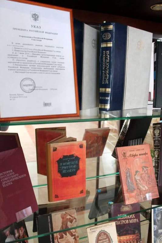 Книжная выставка в библиотеке Хасавюрта рассказывает о драматических театрах нашей страны