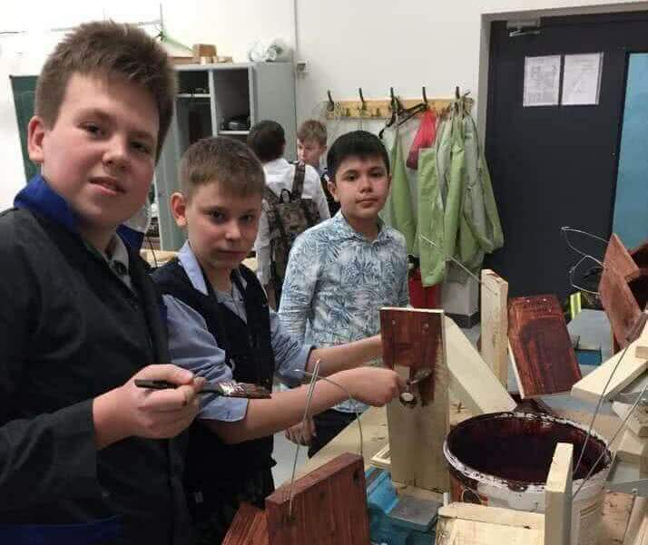 Школьники развесили в Московском handmade кормушки для птиц