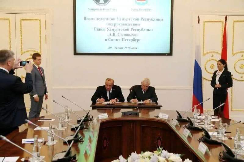 Александр Соловьев и Георгий Полтавченко подписали соглашение о сотрудничестве двух регионов