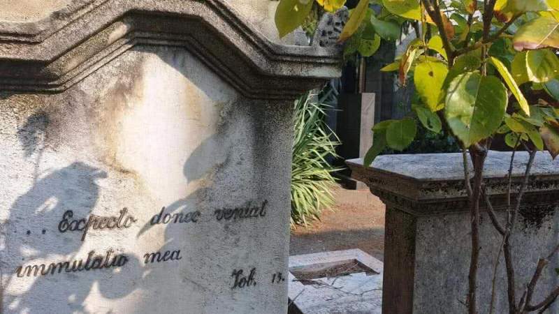Надписи на памятниках в стихах и прозе в память об умершем