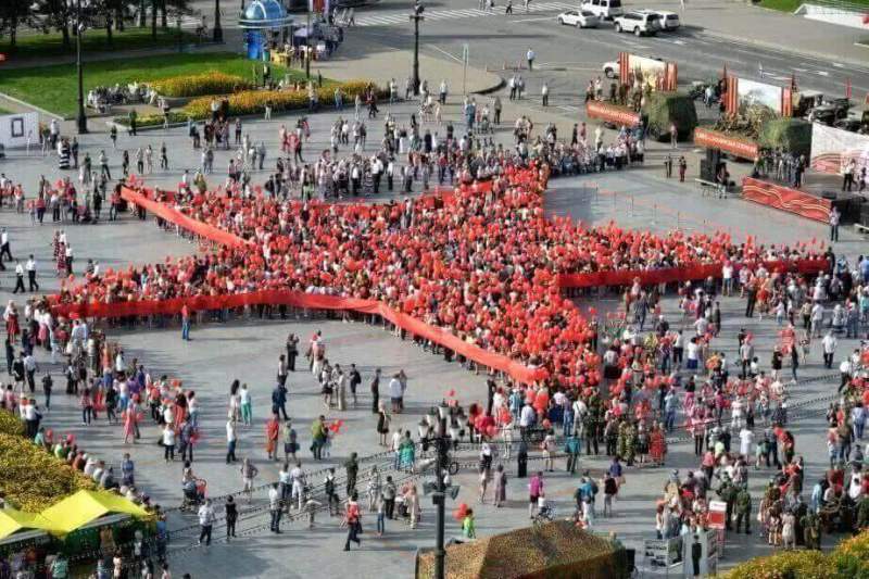Сотни хабаровчан приняли участие в акции «Звезда Победы»