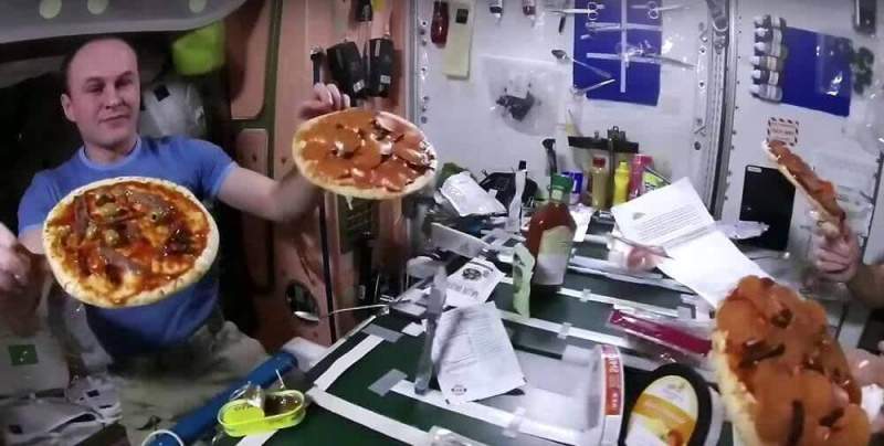 Экипаж МКС приготовил пиццу в условиях невесомости