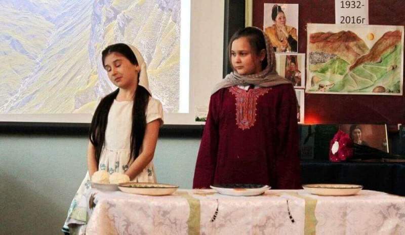 Хасавюртовские школьники инсценируют стихи Фазу Алиевой