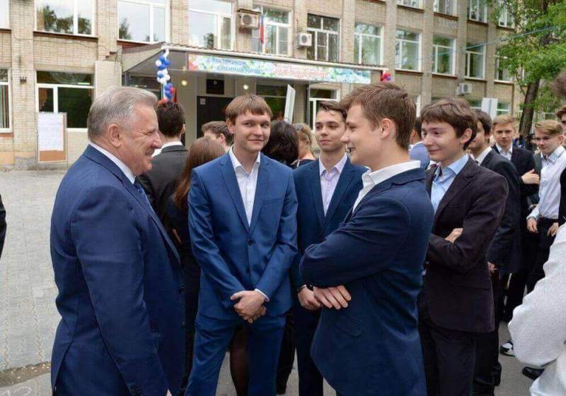 Губернатор Хабаровского края Вячеслав Шпорт посетил один из пунктов проведения ЕГЭ 