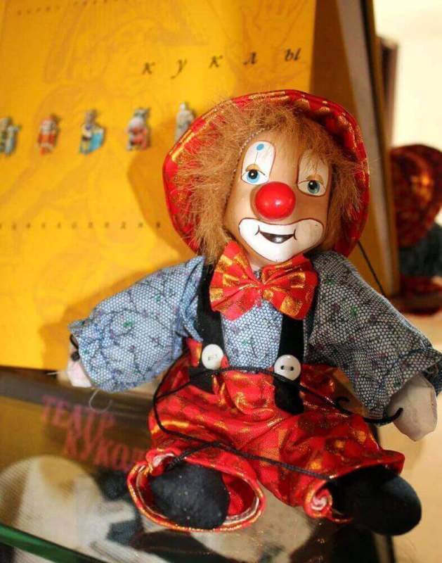 Выставка в библиотеке Хасавюрта рассказывает об истории кукольного театрального искусства