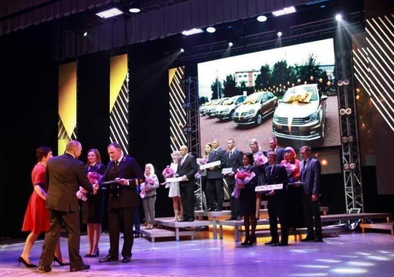 Компания СУЭК наградила автомобилями лучших горняков в честь Дня шахтера