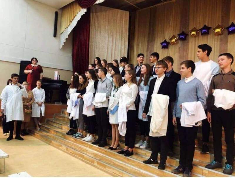Ученики школы №1354 торжественно надели белые халаты