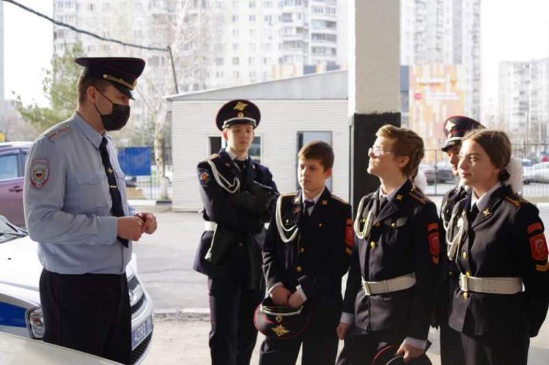 В ЮВАО сотрудники полиции познакомили курсантов кадетского класса с профессией дознавателя
