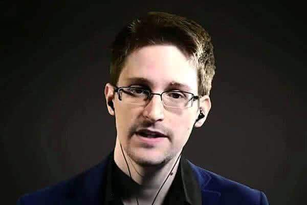 Сноуден: Для властей Iphone - всего лишь начало