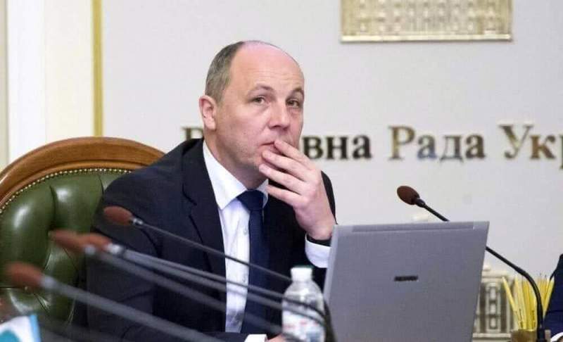 Пир во время чумы: депутаты Верховной Рады решили поднять свою зарплату в два раза