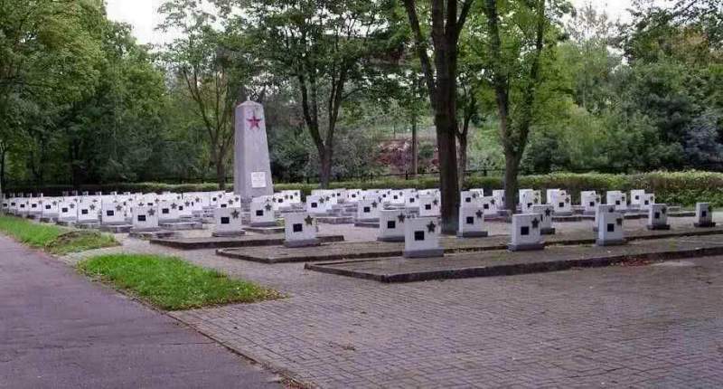 В Польше вандалы осквернили надгробия советских солдат