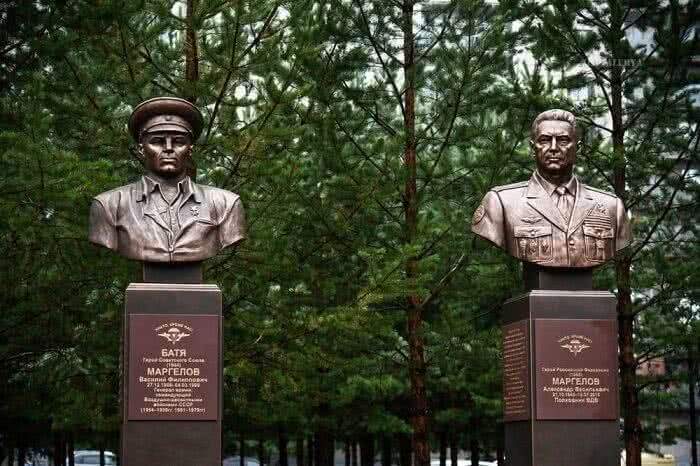 В Югру привезли памятники героям-десантникам