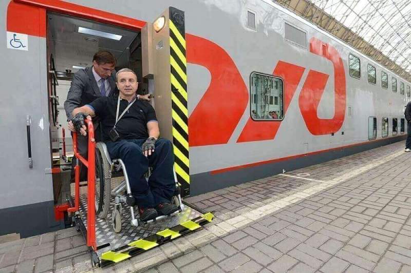 Перевозчиков обязали позаботиться о посадке в поезд инвалидов-колясочников