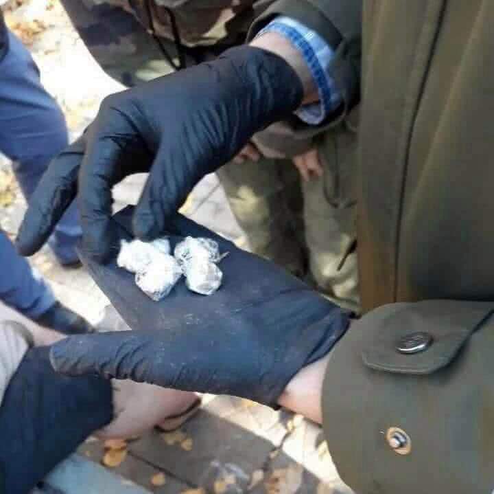 Полицейские ОМВД России по районам Матушкино и Савелки задержали подозреваемого в покушении на незаконный сбыт наркотиков 