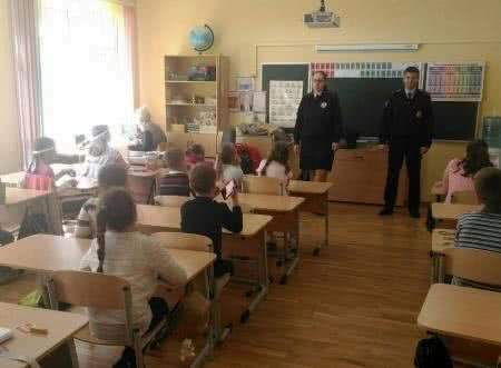 Полицейские ЮВАО проводят профилактические встречи со школьниками
