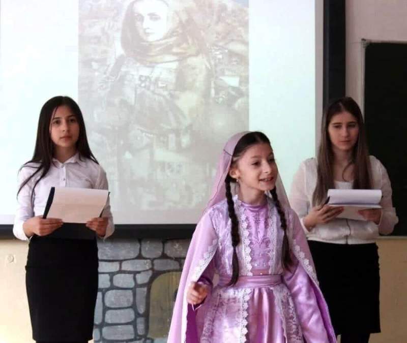 Школьники Хасавюрта разговаривают друг с другом стихами Фазу Алиевой
